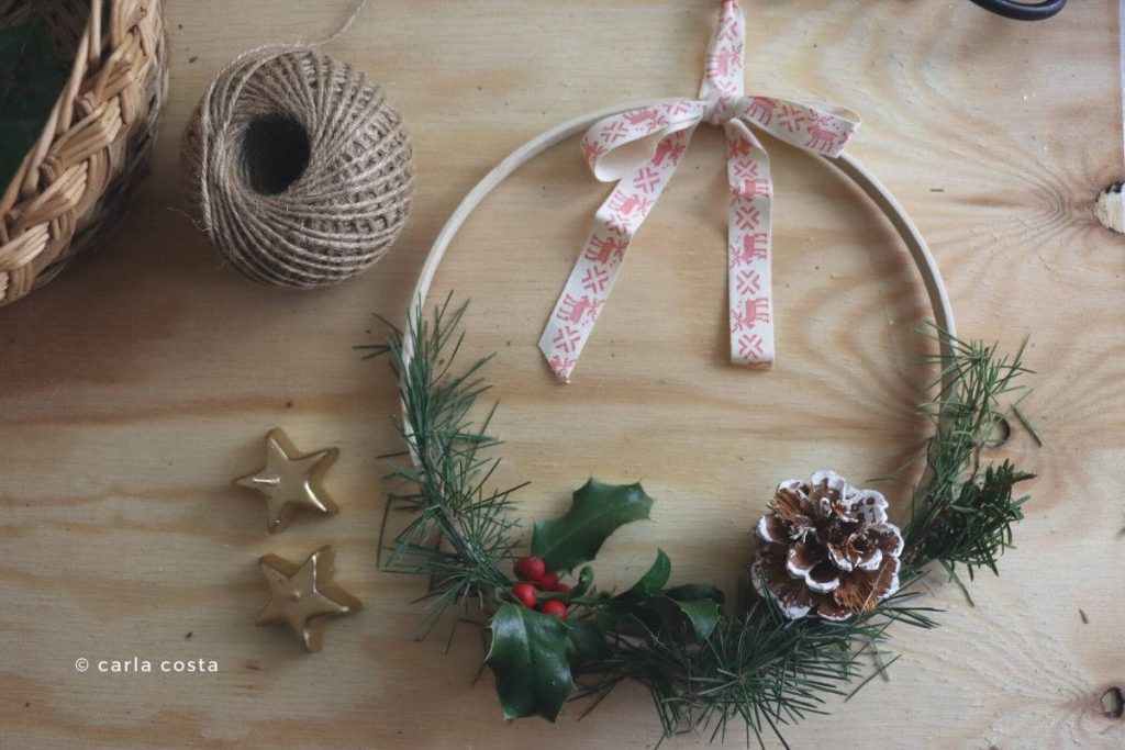 Ghirlande Natalizie Fai Da Te Con Palline Ghirlande fai da te con materiali naturali per creare atmosfera natalizia